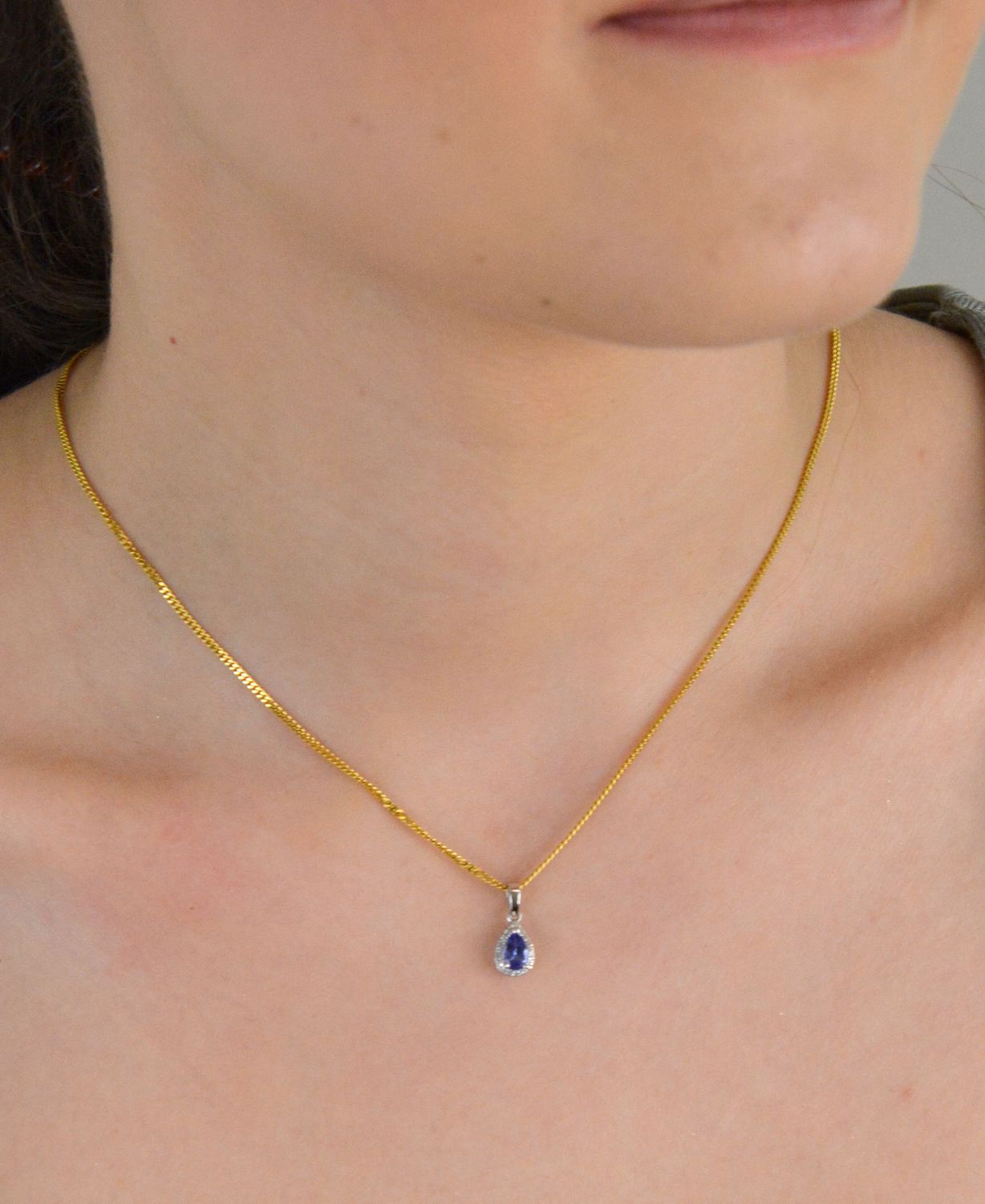 Złota zawieszka 585 białe złoto tanzanit i diamenty 60027079 HSI Złota zawieszka wykonana z próby 585 z tanzanitem i 19 diamentami o wielkości 0,06 ct, barwie H i czystości SI. 1.jpg